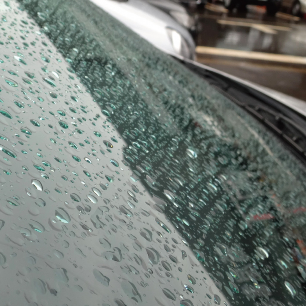 スプレーして拭くだけ スパッと水滴を飛ばして視界を確保 シュアラスター ゼロウィンドウ Surluster シュアラスター オフィシャルサイト