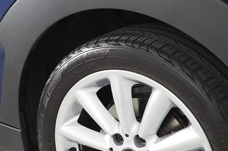 タイヤ側面に塗りのばし 本来の自然な輝きを取り戻す タイヤワックス Surluster シュアラスター オフィシャルサイト